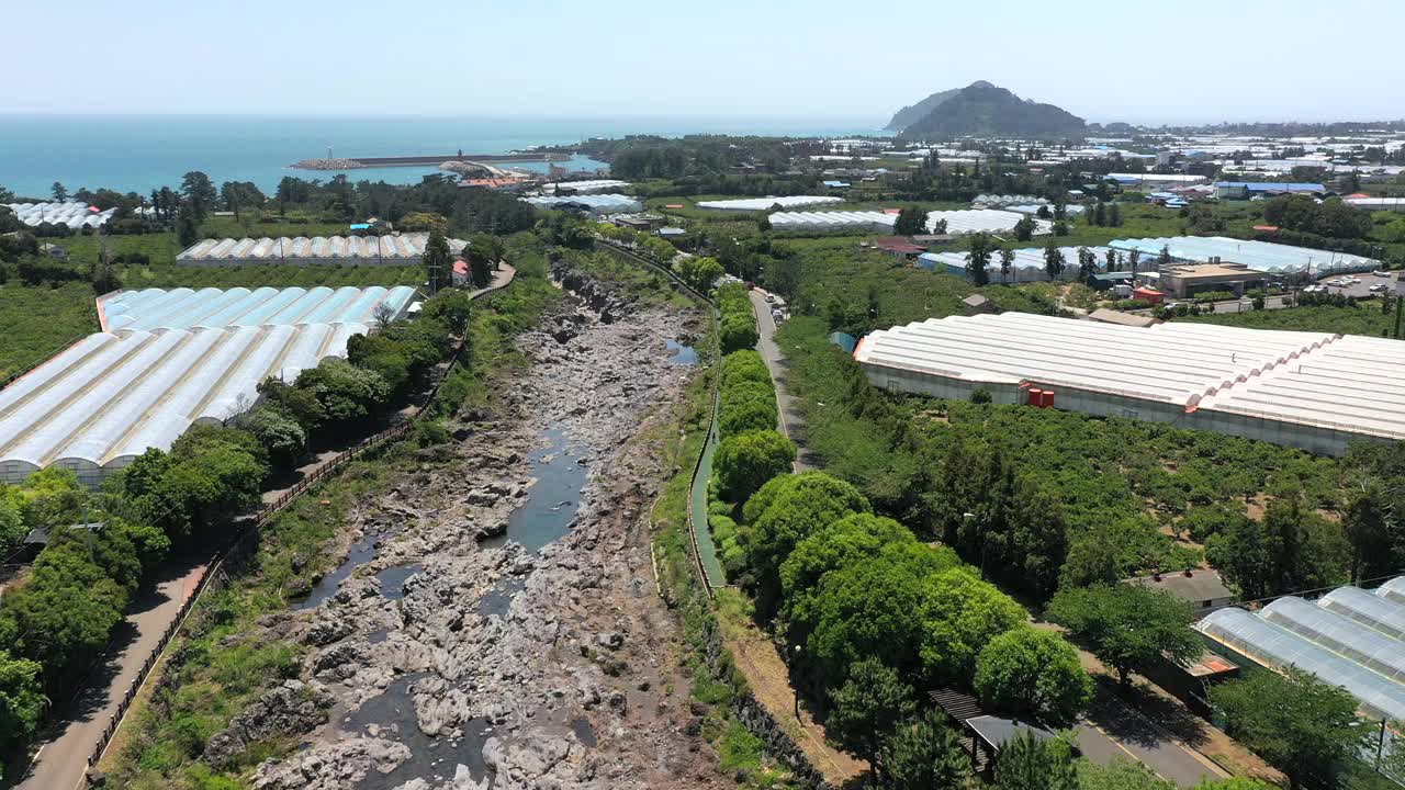 韩国济州岛西归浦市肃石谷河口附近的市中心风景视频素材