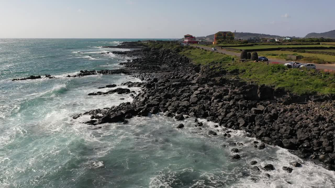 海上和海岸公路/韩国济州岛西归浦市视频素材