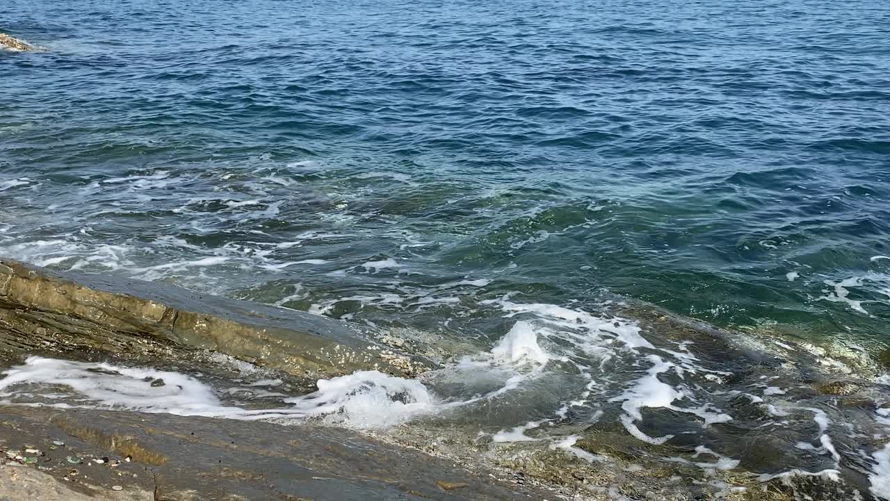 海浪和岩石的海景视频素材