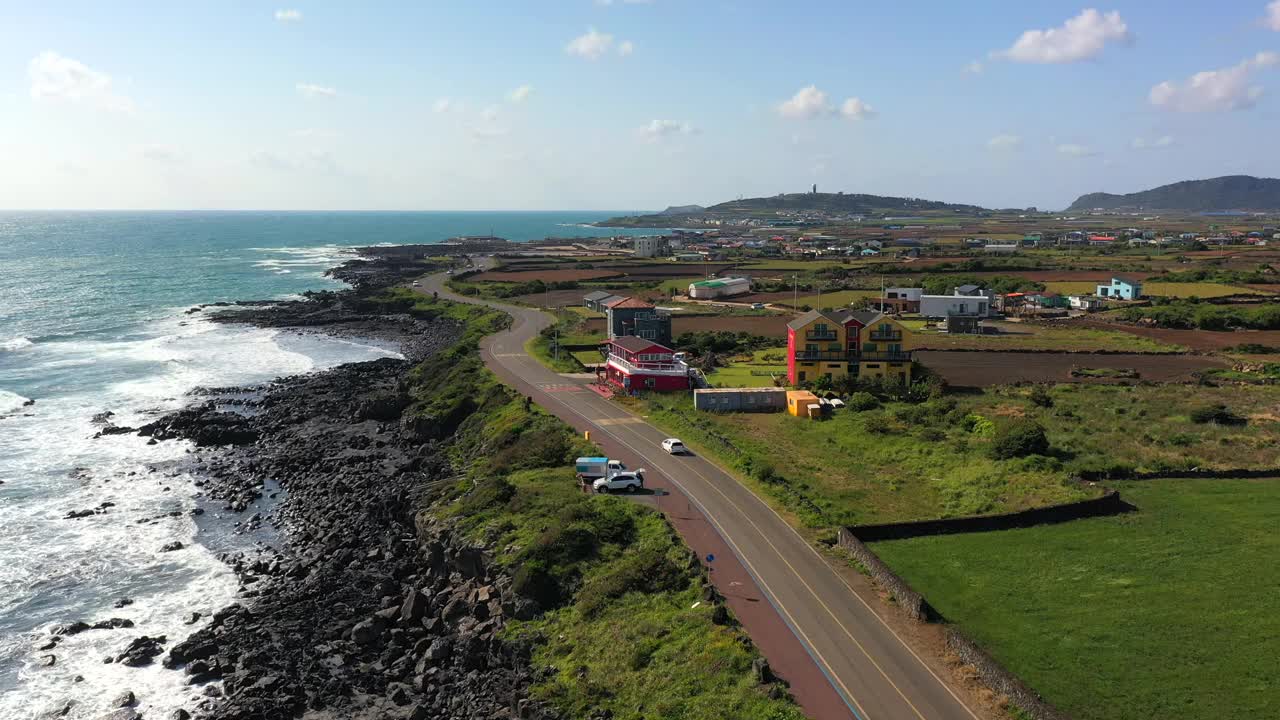 海上和海岸公路/韩国济州岛西归浦市视频素材