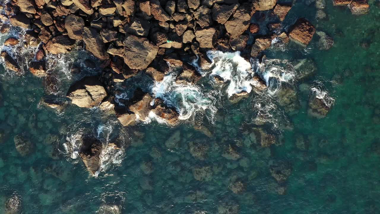 韩国济州岛西归浦市城山郡的Seopjikoji海水浴场视频素材