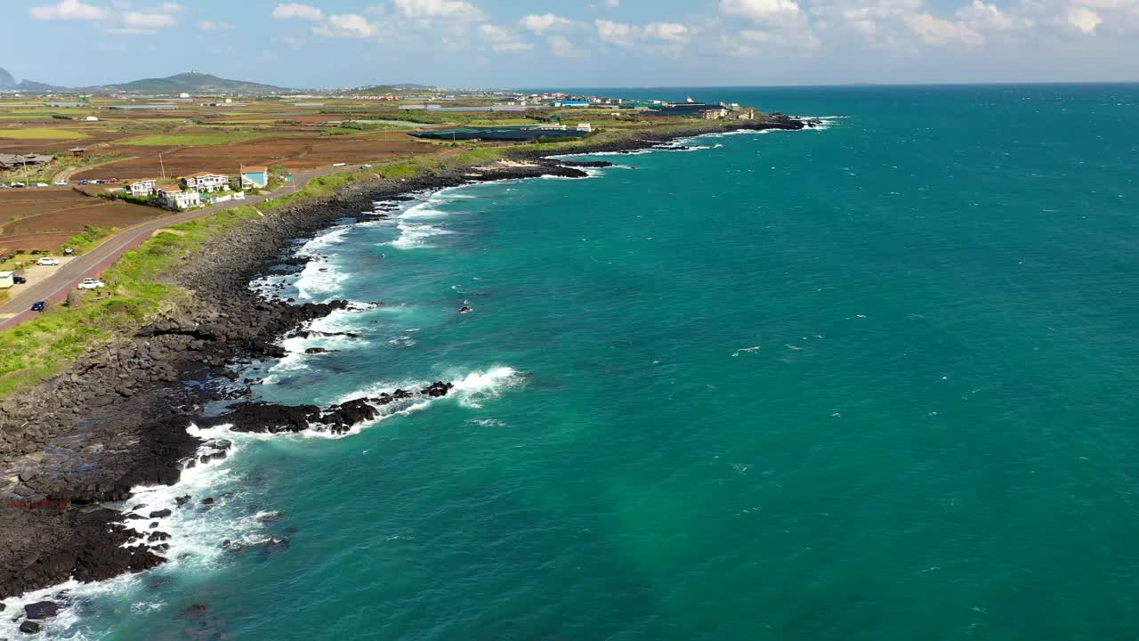 海上和海岸公路/韩国济州岛西归浦市视频素材