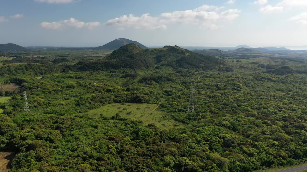 寄生火山的风景/韩国济州岛西归浦市视频素材