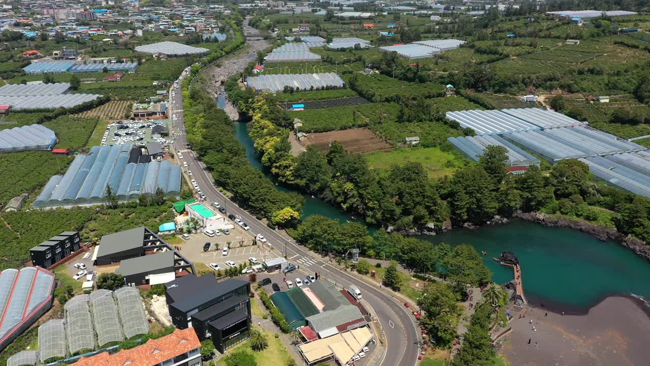 韩国济州岛西归浦市肃石谷河口附近的市中心风景视频素材