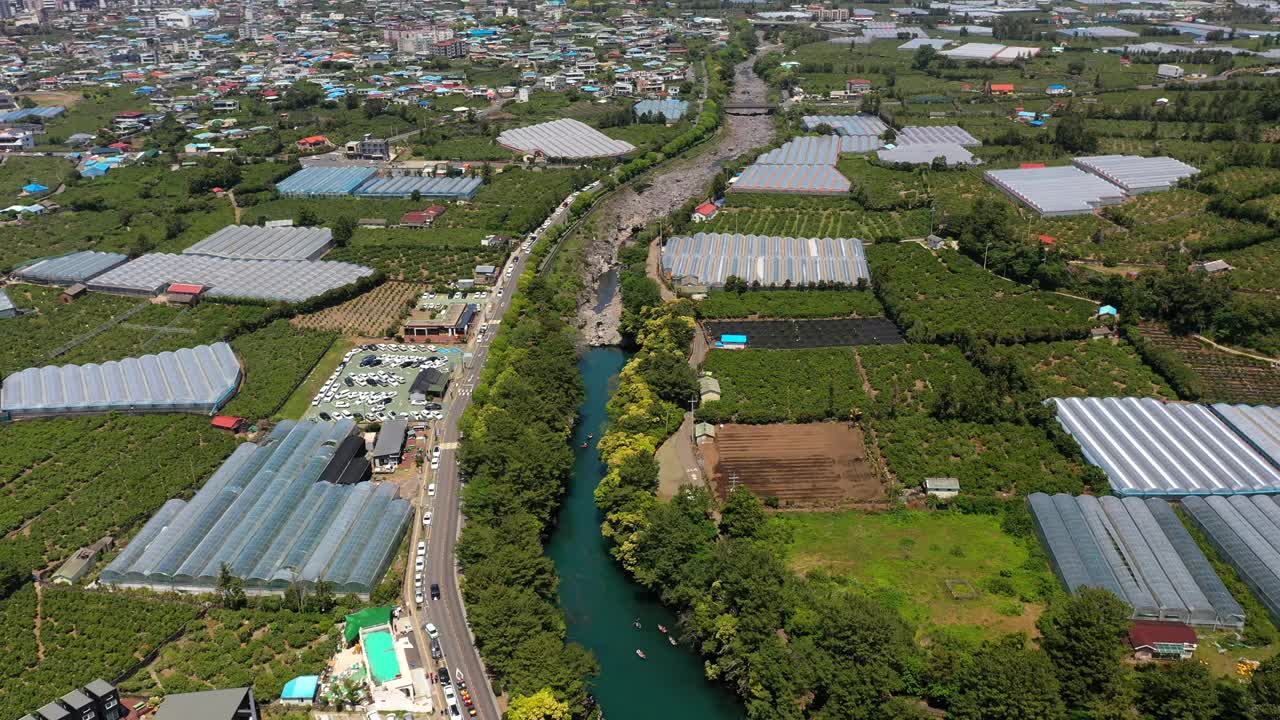 韩国济州岛西归浦市肃石谷河口附近的市中心风景视频素材