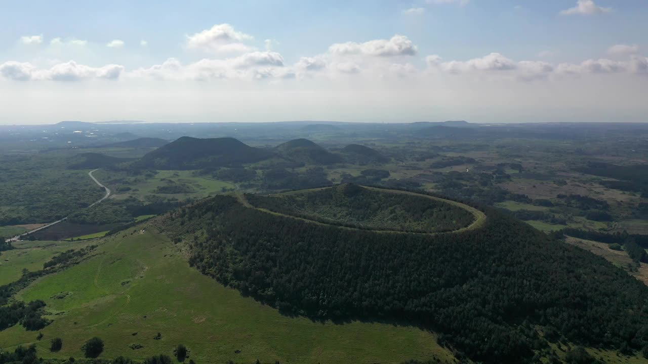 寄生火山的风景/韩国济州岛西归浦市视频素材