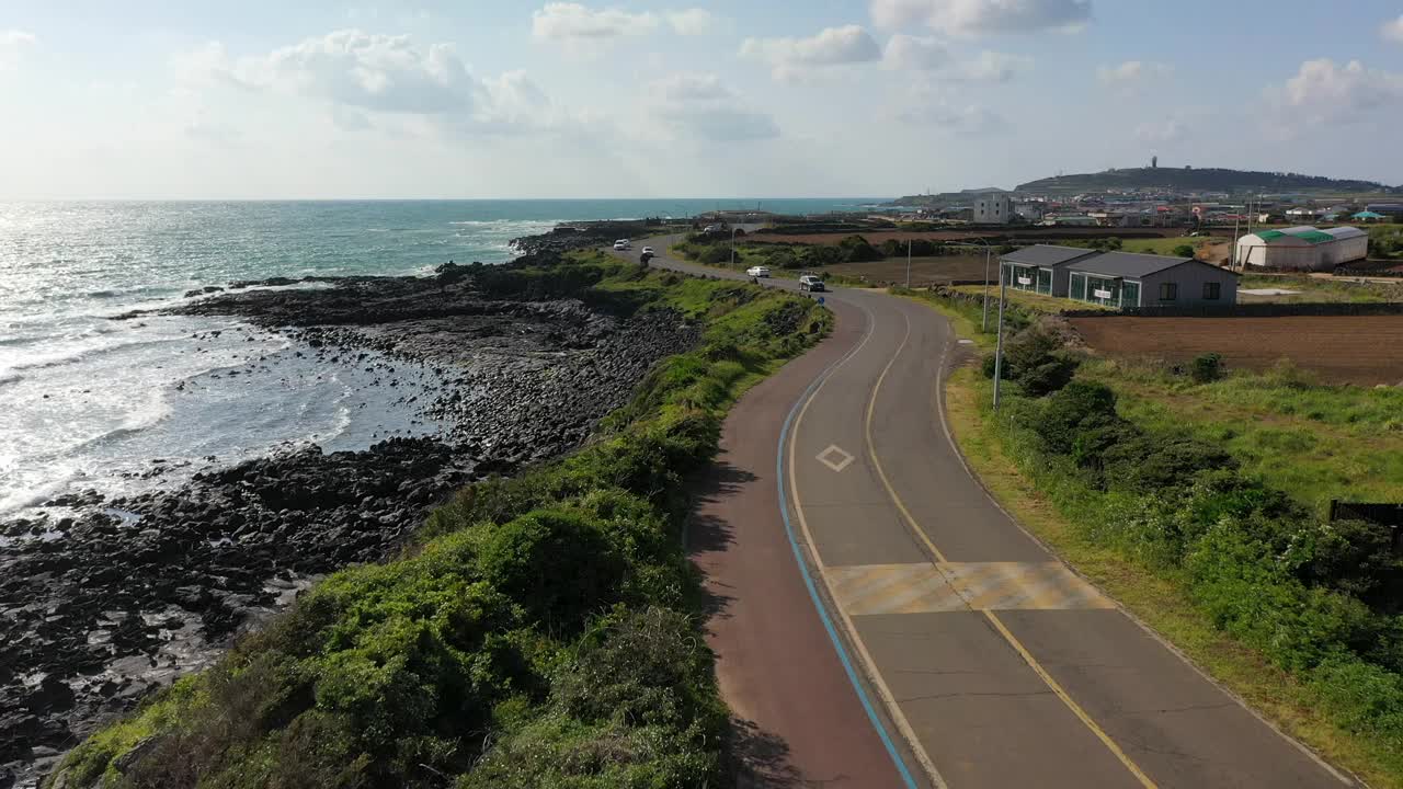 海上和海岸公路/韩国济州岛西归浦市视频素材