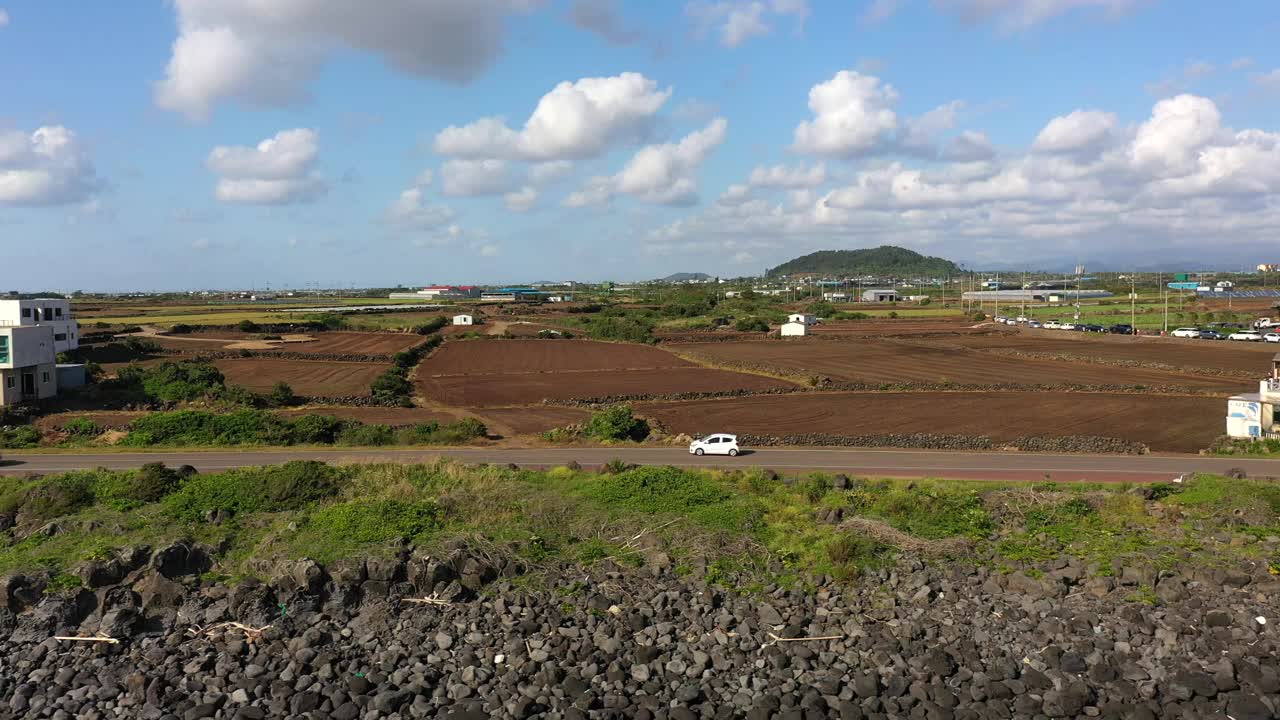 韩国济州岛西归浦市海岸公路附近的村庄风景视频素材