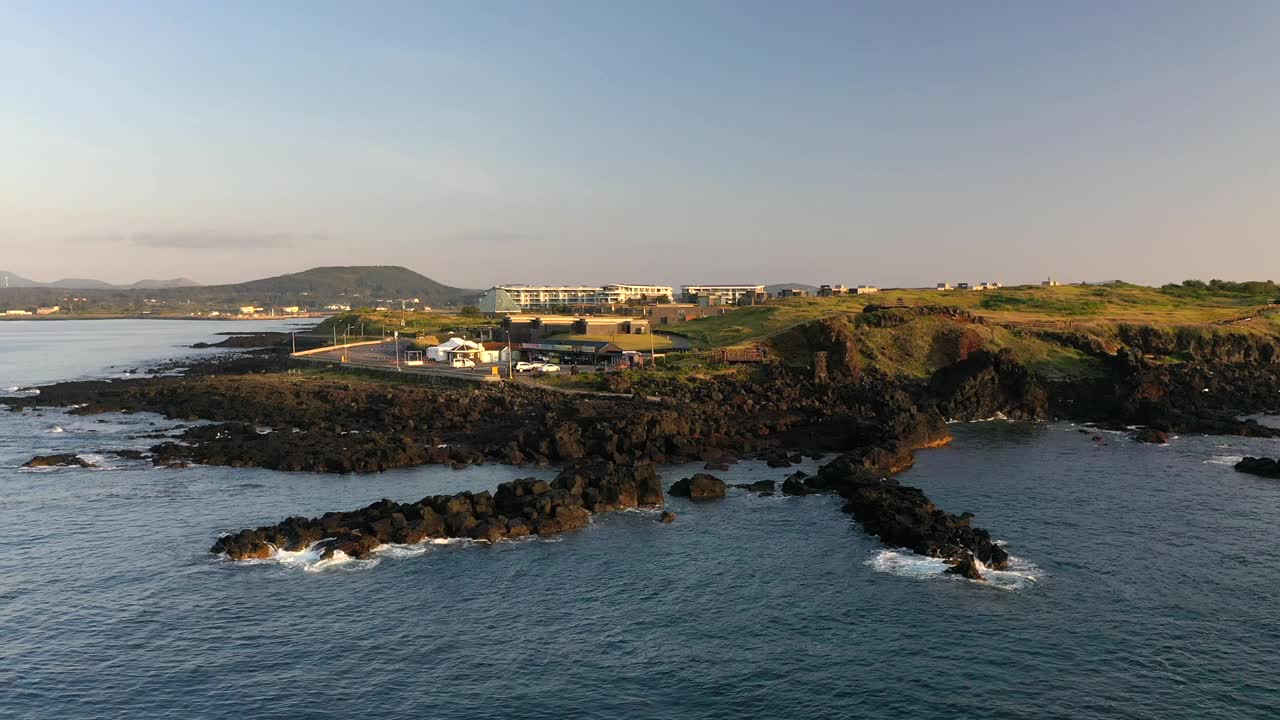 韩国济州岛西归浦市城山郡西智岛海水浴场的风景视频素材