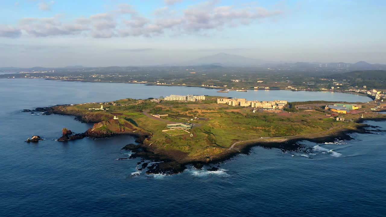 韩国济州岛西归浦市城山郡西智岛海水浴场的风景视频素材