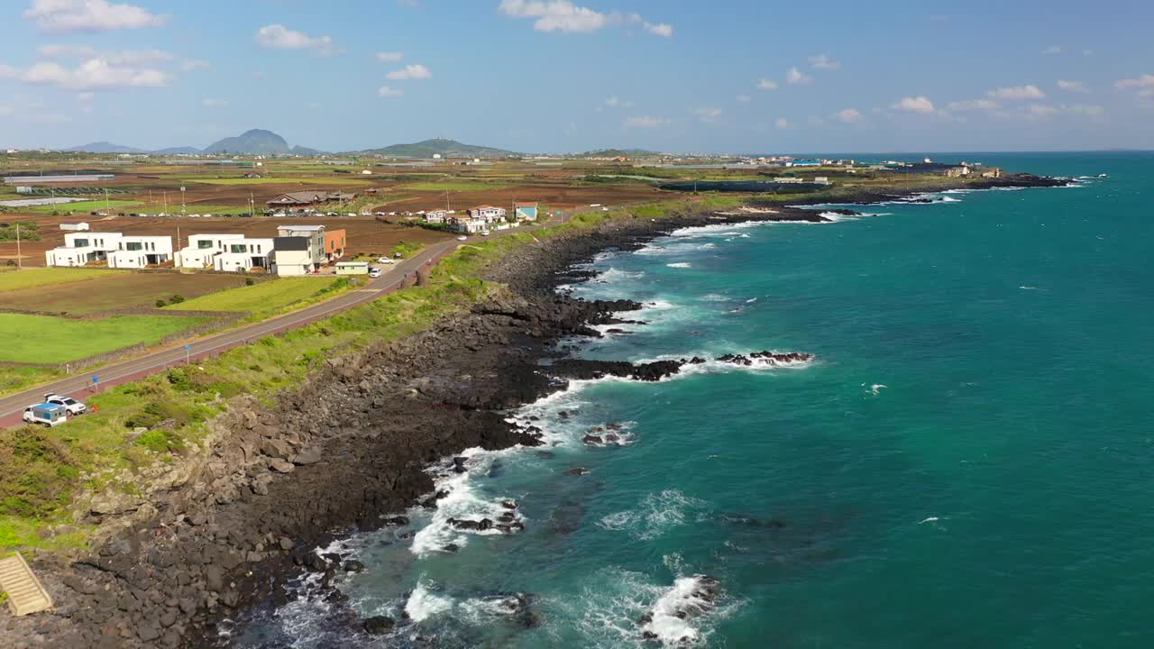 海上和海岸公路/韩国济州岛西归浦市视频素材