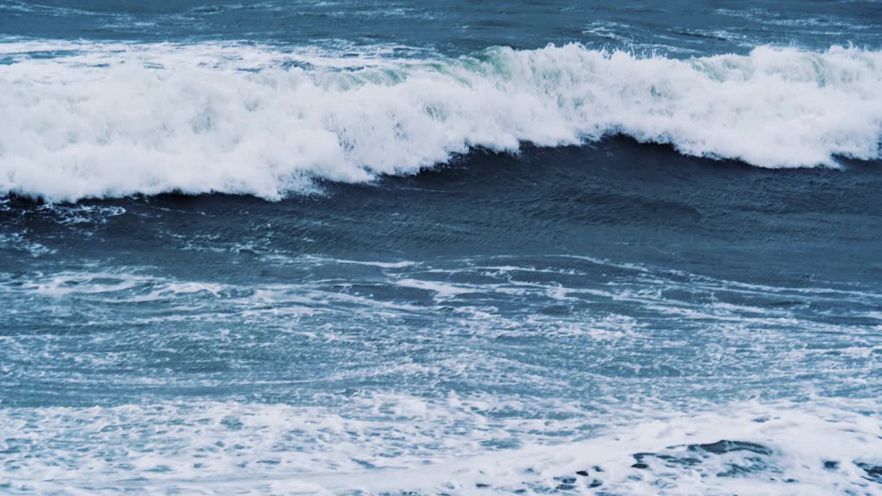 有风的天气，有暴风雨，海浪很大。缓慢的运动。暴风雨中的海浪。视频下载