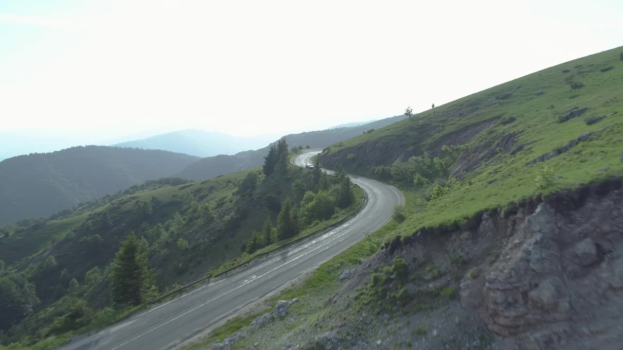 夏季山路交通鸟瞰图，公路上的车辆视频素材