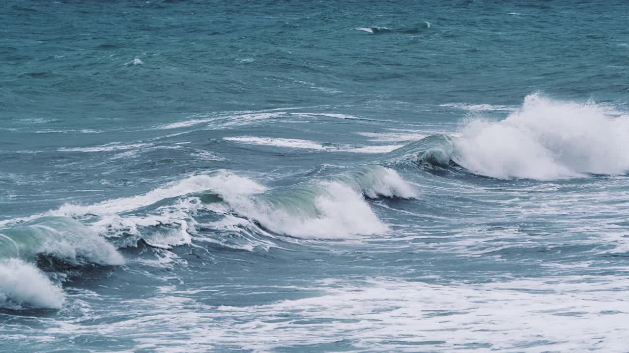 有风的天气，有暴风雨，海浪很大。缓慢的运动。暴风雨中的海浪。视频下载