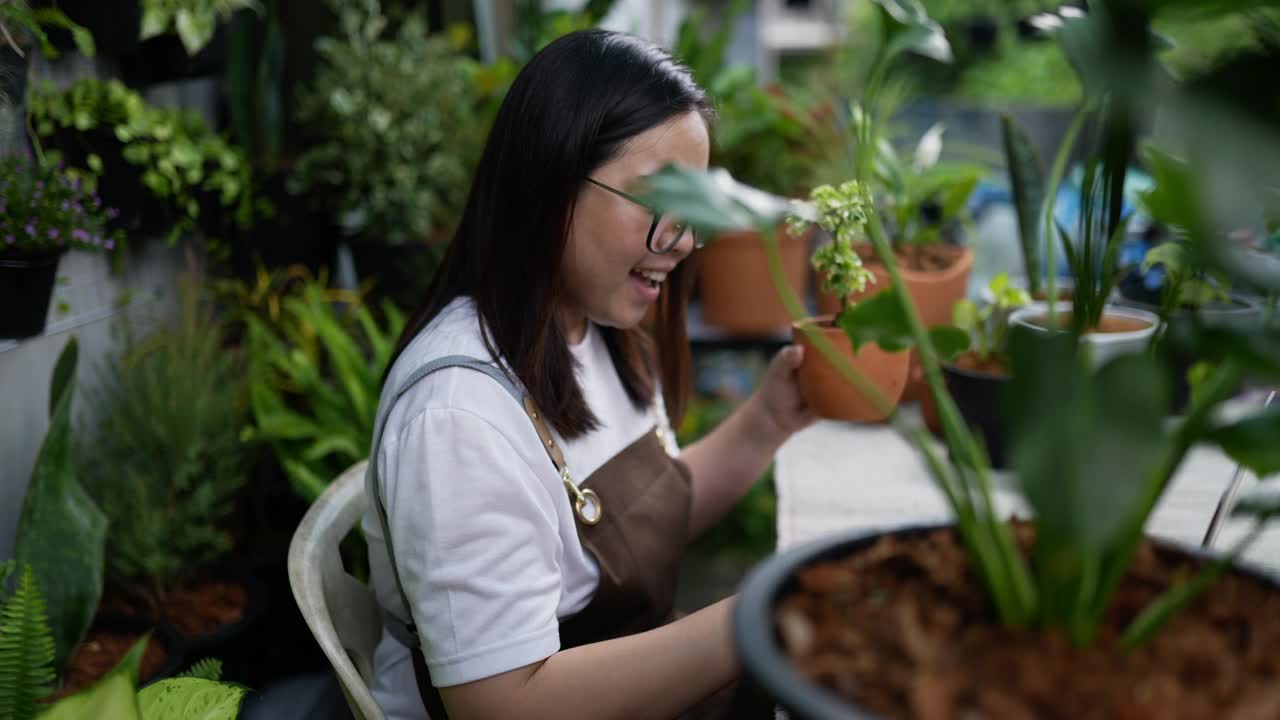 女人在网上卖植物视频素材