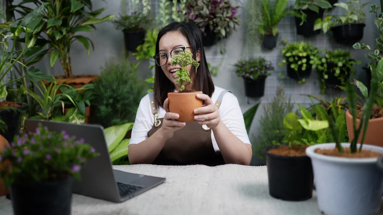 女人在网上卖植物笔记本电脑视频素材