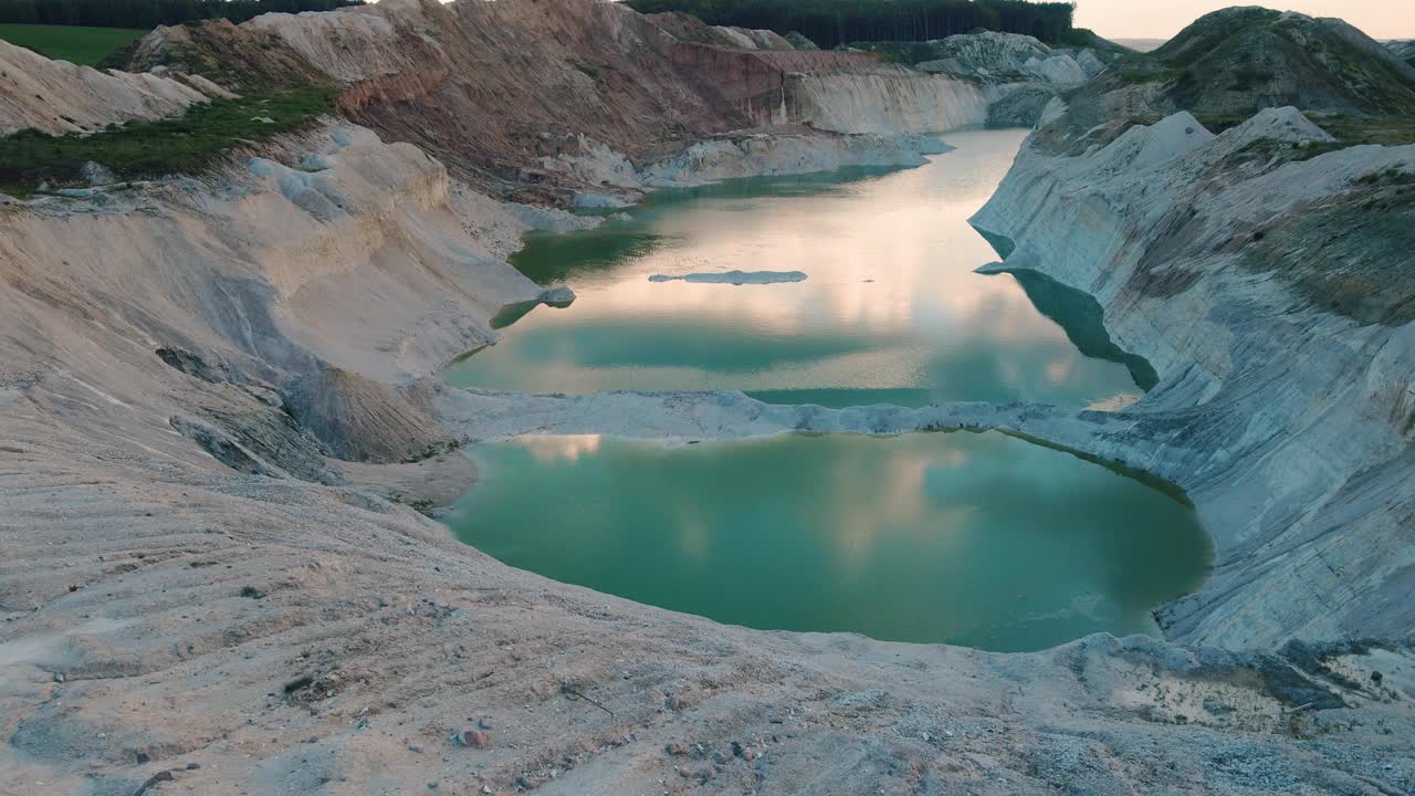 山上的湖有蓝色的水和绿色的树。倒影在水中。美丽的春天风景有山，森林和湖泊。鸟瞰图。无人机在美丽的山林湖泊上空拍摄视频下载