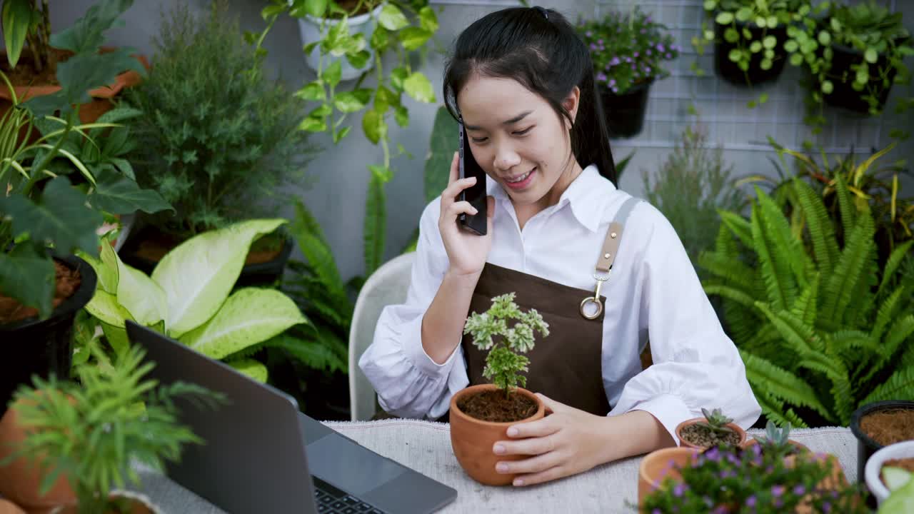 女人在网上卖植物智能手机视频素材