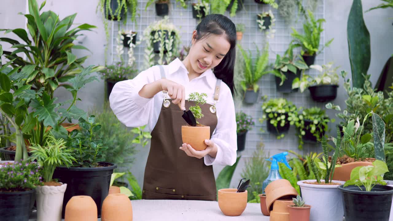 铲植物的女人视频素材