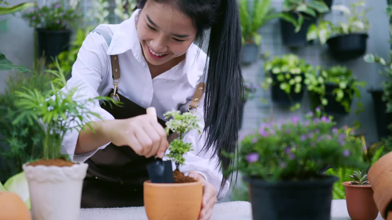 铲植物的女人视频素材