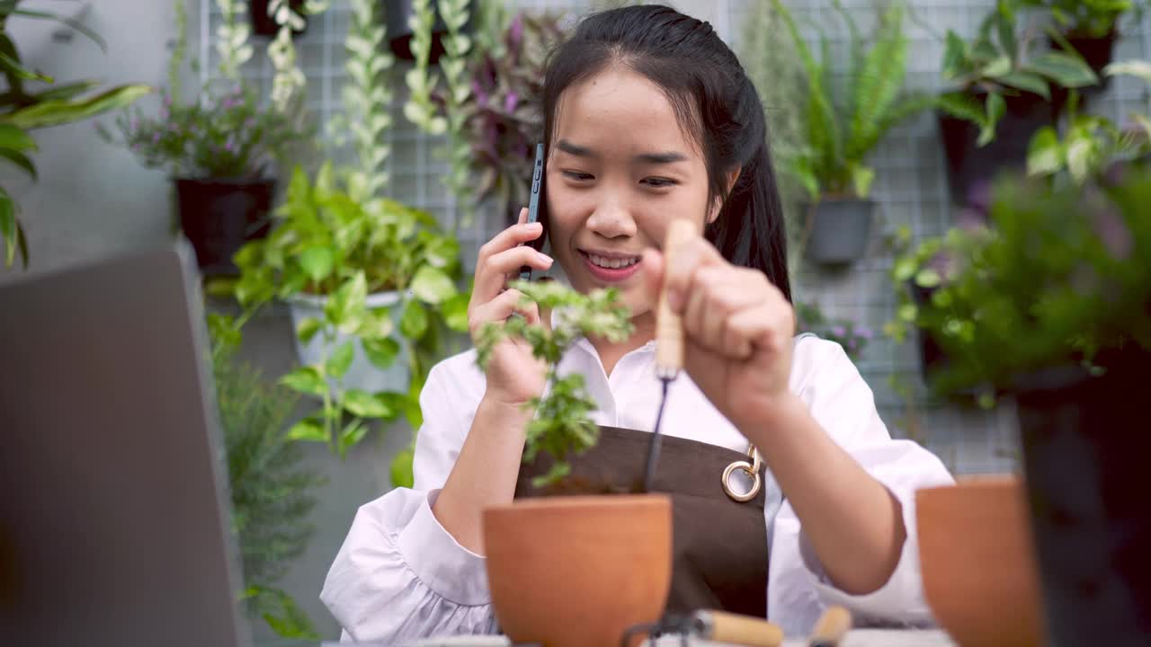 女士在电话中与客户谈论销售工厂的事情视频素材