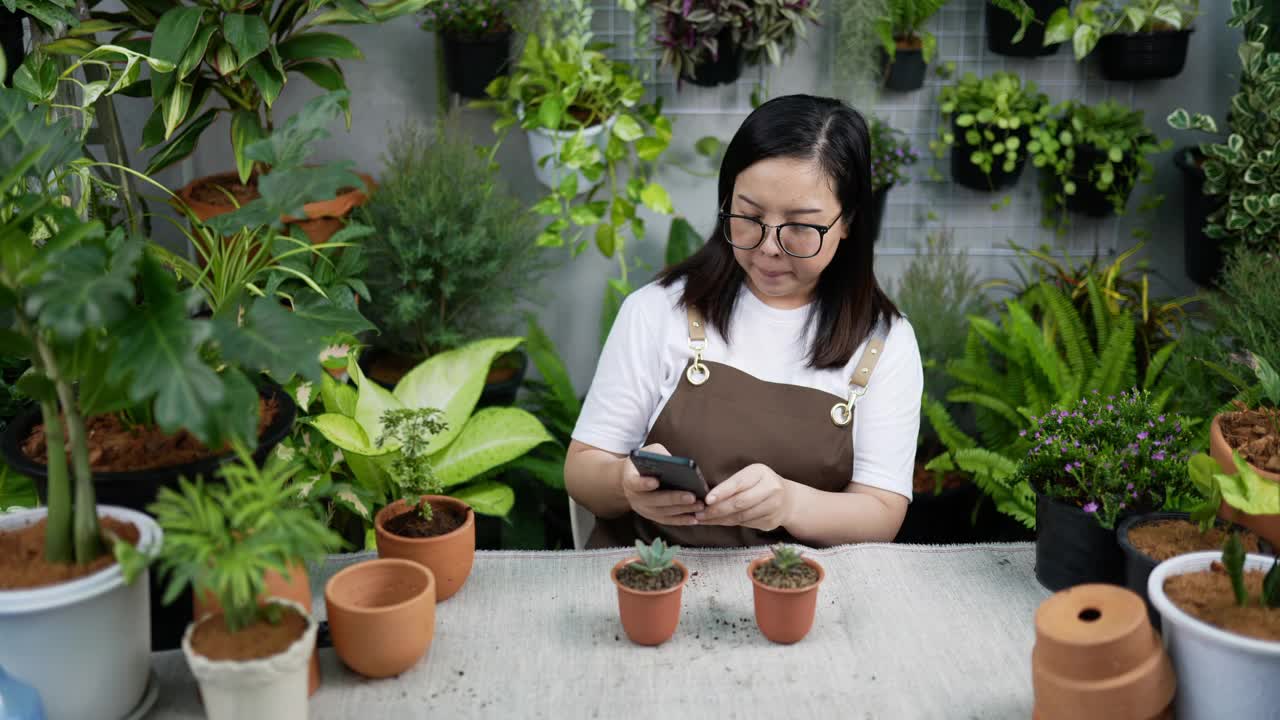 女人用手机拍照发到社交网站上视频素材