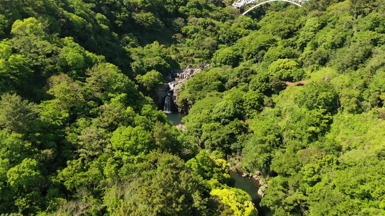 韩国济州岛西归浦市，天井瀑布的风景视频素材