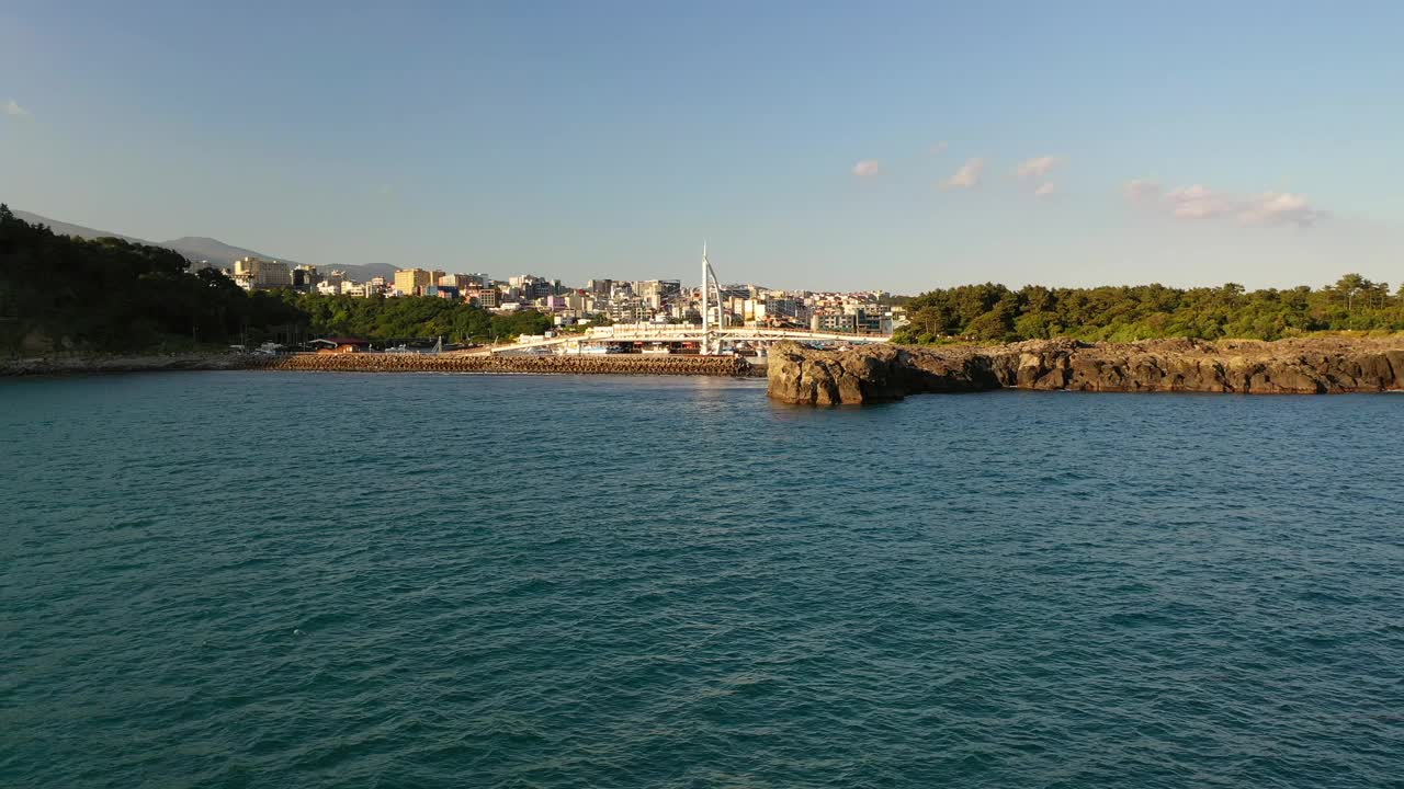 韩国济州岛西归浦市赛眼桥附近的村庄风景视频素材