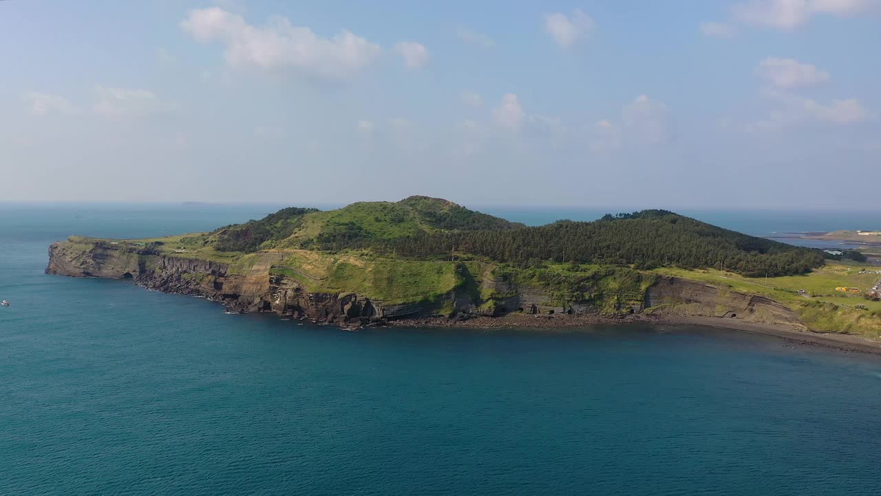 松岳山周围的海景/西归浦，济州岛，韩国视频素材