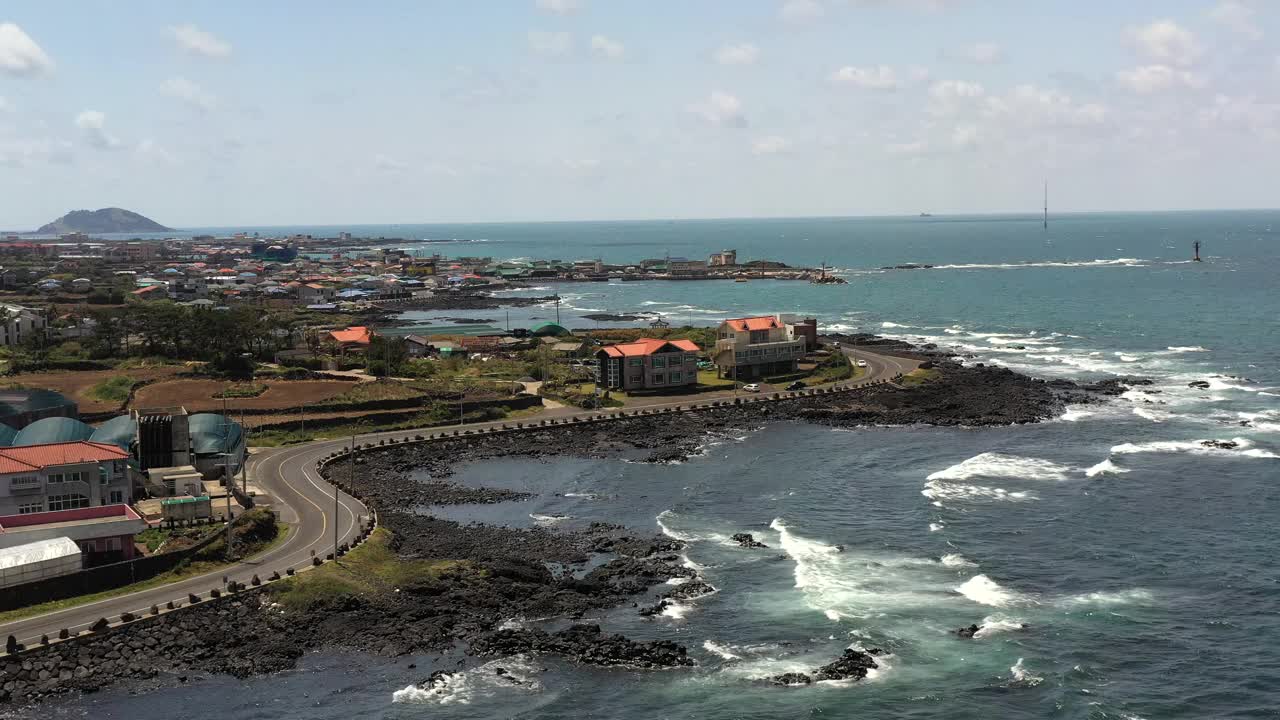 韩国济州岛海岸公路附近的村庄风景视频素材