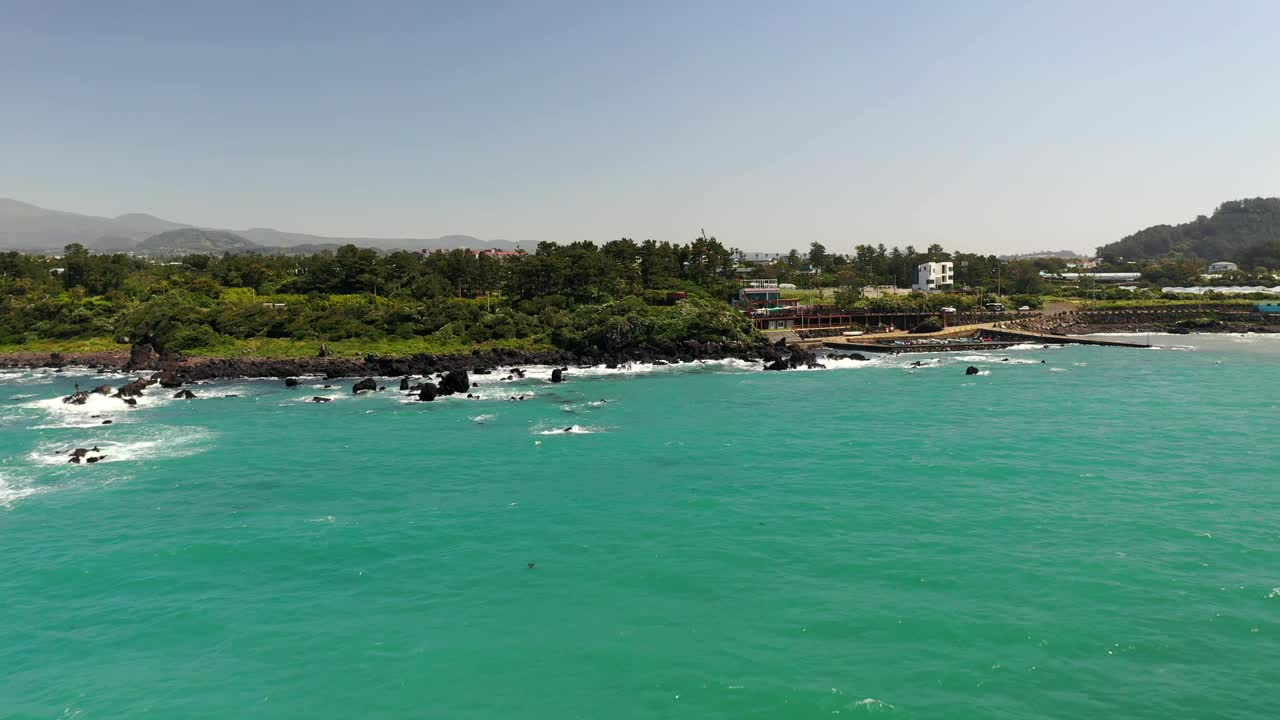 乡村和大海的风景/韩国济州岛西归浦市视频素材