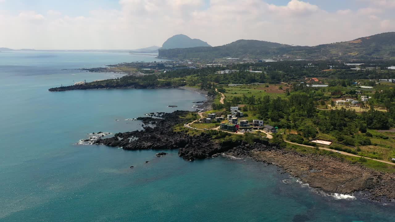 韩国济州岛西归浦市海岸公路附近的村庄风景视频素材