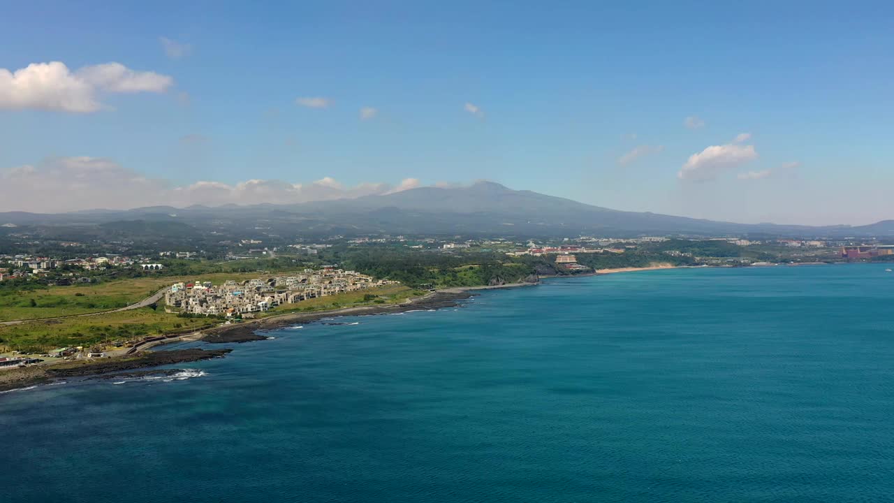 韩国济州岛西归浦市海岸公路附近的村庄风景视频素材