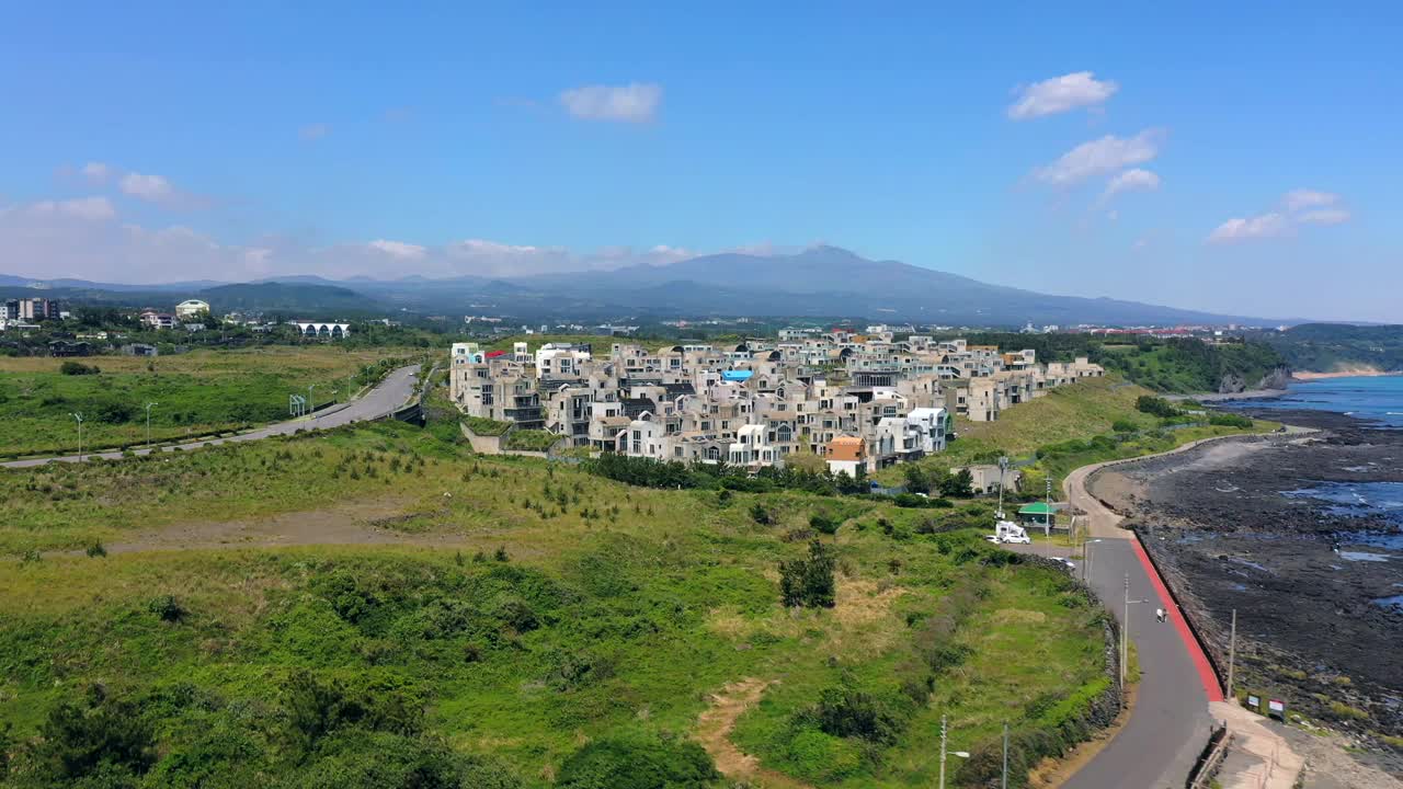 韩国济州岛西归浦市海岸公路附近的村庄风景视频素材