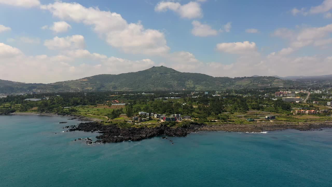 韩国济州岛西归浦市海岸公路附近的村庄风景视频素材