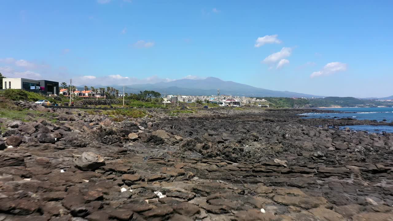 韩国济州岛西归浦市海岸公路附近的村庄风景视频素材