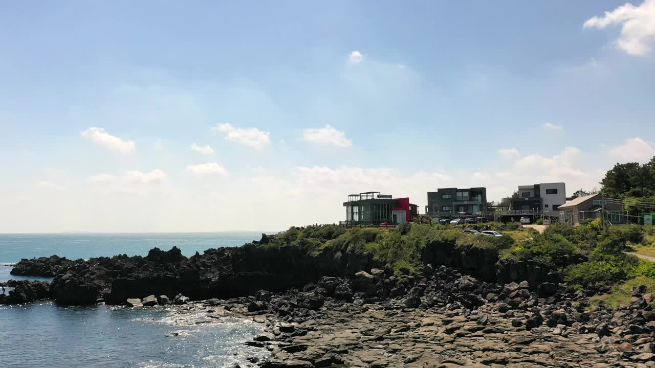 韩国济州岛西归浦市海岸公路附近的村庄风景视频素材