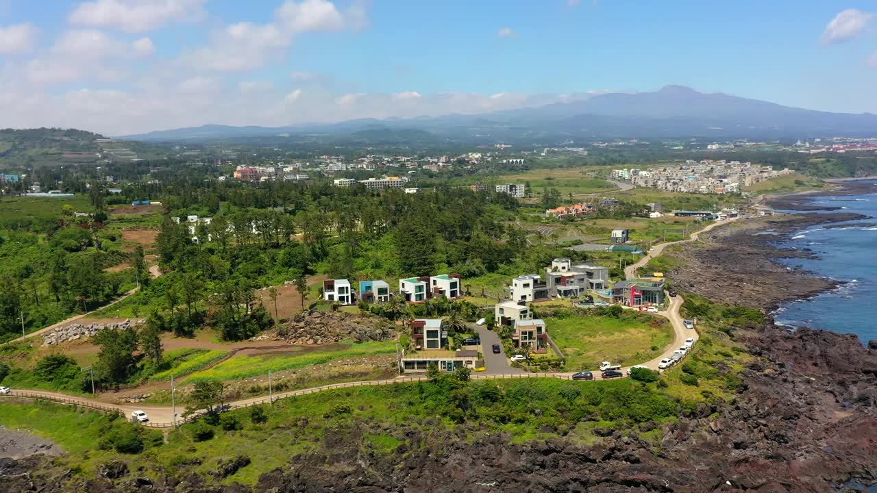 韩国济州岛西归浦市海岸公路附近的村庄风景视频素材