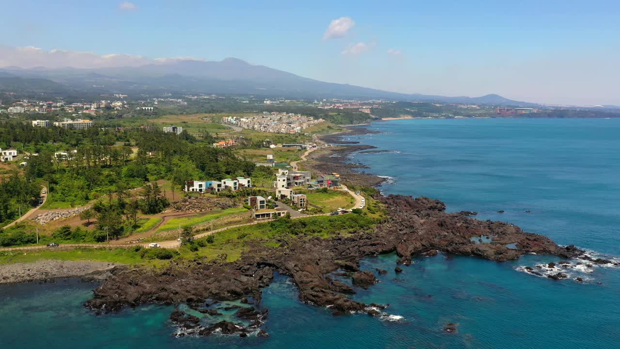 韩国济州岛西归浦市海岸公路附近的村庄风景视频素材