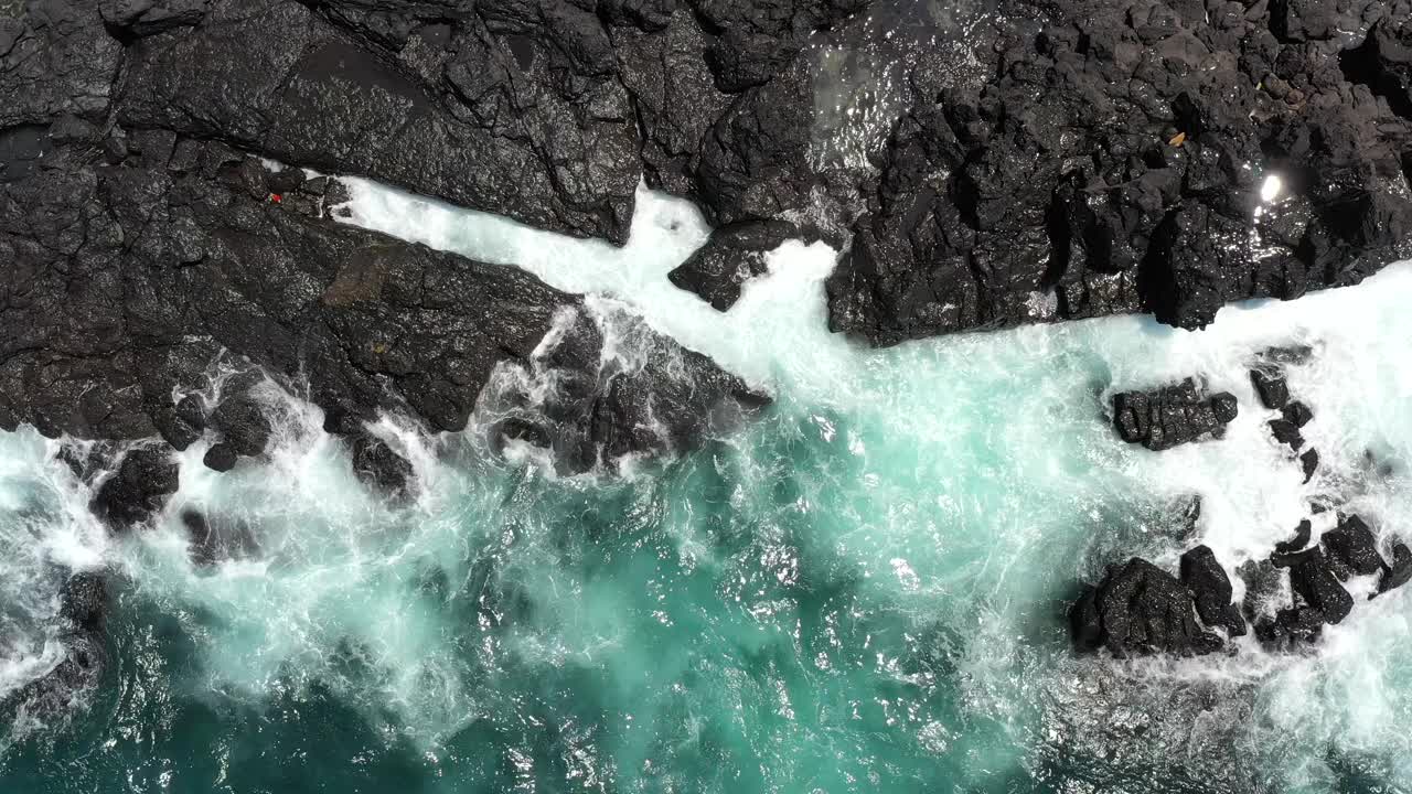 韩国济州岛济州岛桂德郡海龟灯塔附近的海浪景象视频素材