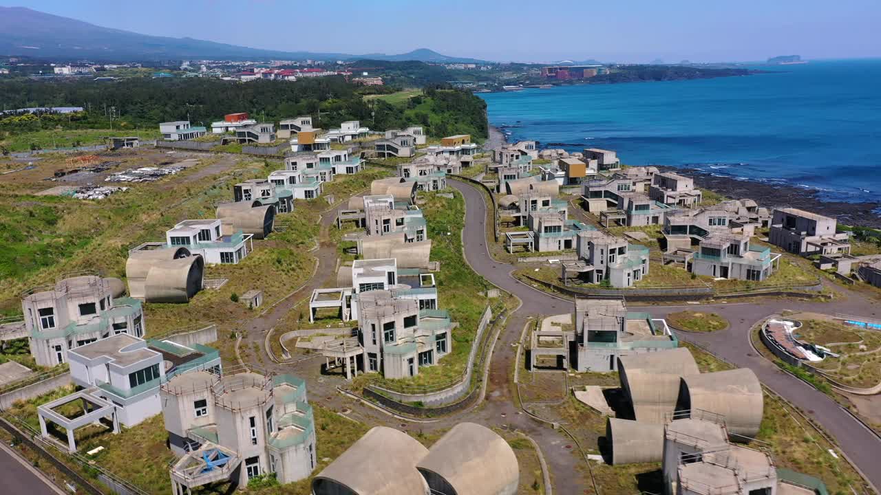 韩国济州岛西归浦市海岸公路附近的村庄风景视频素材