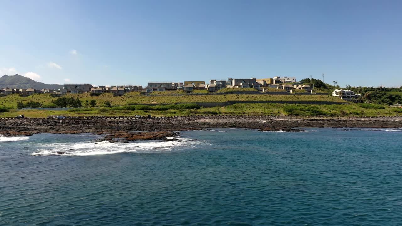 韩国济州岛西归浦市海岸公路附近的村庄风景视频素材