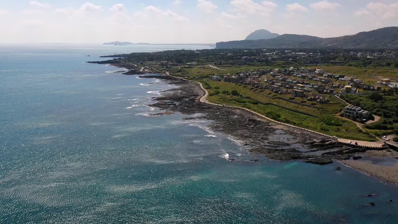 韩国济州岛西归浦市海岸公路附近的村庄风景视频素材