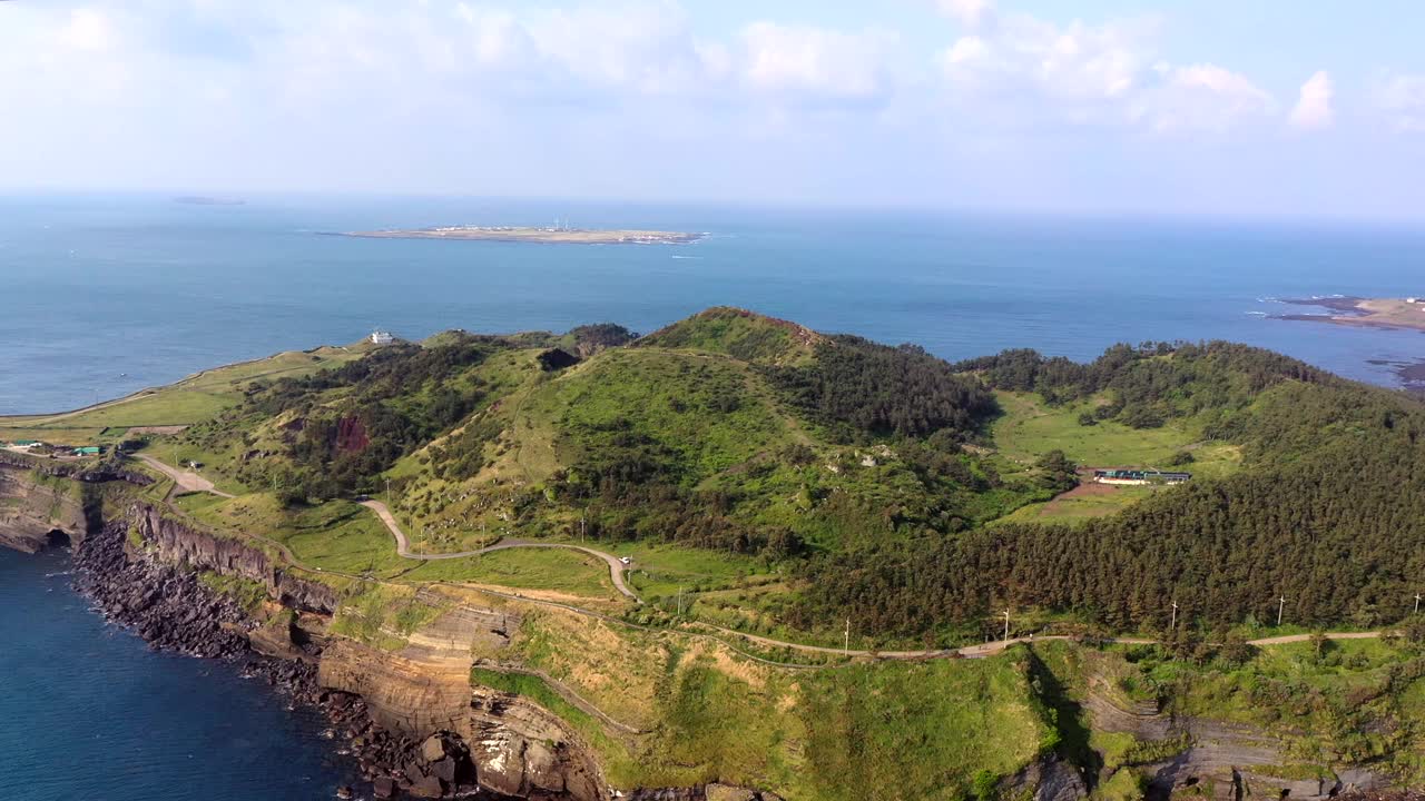 松岳山周围的海景/西归浦，济州岛，韩国视频素材