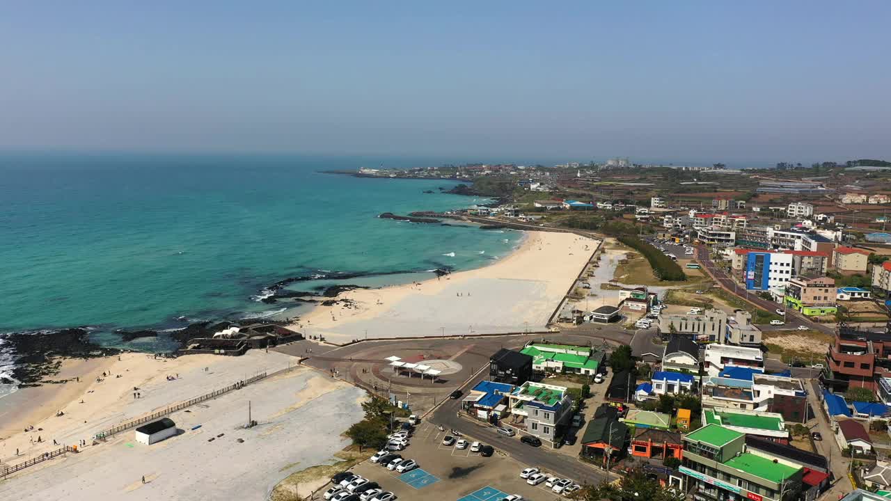 韩国，济州岛，hyopjae海滩附近的村庄风景视频素材