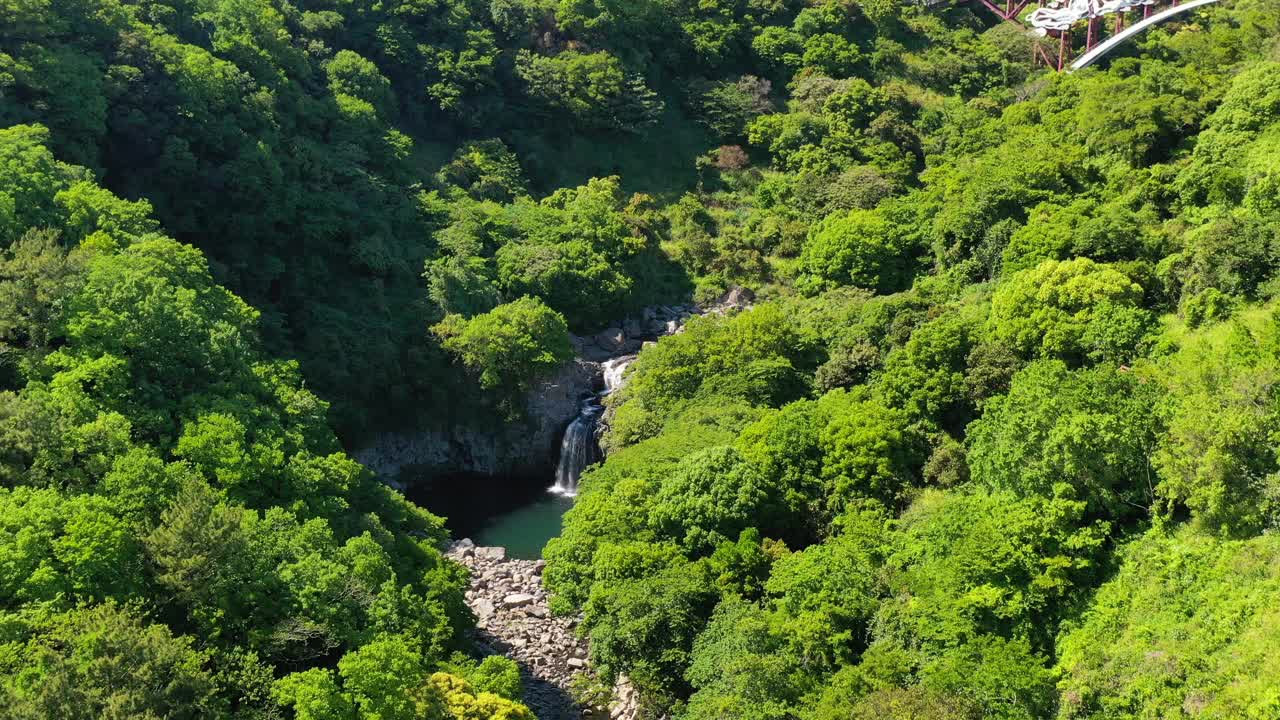 韩国济州岛西归浦市，天井瀑布的风景视频素材