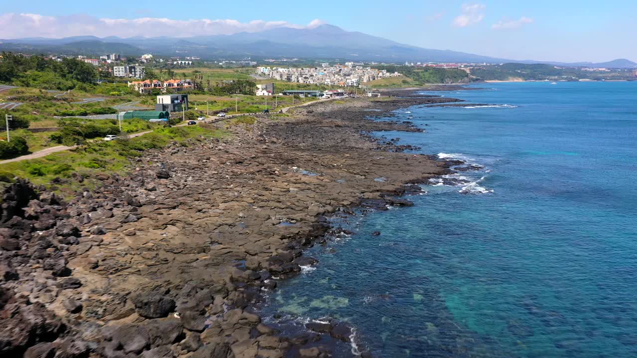 韩国济州岛西归浦市海岸公路附近的村庄风景视频素材