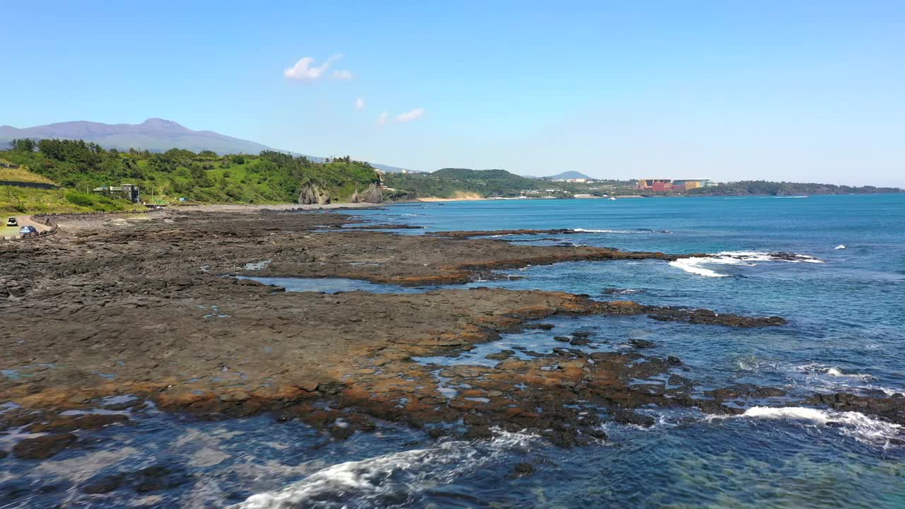 韩国济州岛西归浦市海岸公路附近的村庄风景视频素材