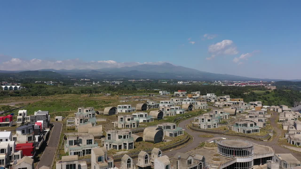 韩国济州岛西归浦市海岸公路附近的村庄风景视频素材