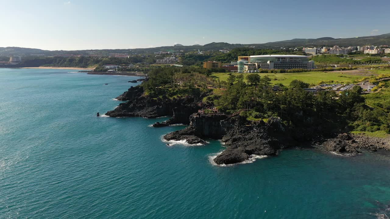 沿着中门和大浦海岸的柱状关节风景/西归浦，济州，韩国视频素材